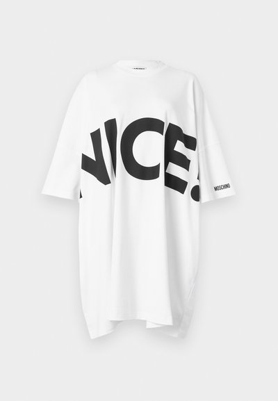 Biele oversized tričko s tučným čiernym nápisom "NICE." na prednej strane. Krátke rukávy a logo "MOSCHINO" na jednom rukáve. Mäkká, ležérna tkanina.