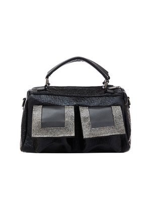 Borsa nera con finitura testurizzata, dotata di due tasche frontali decorate con accenti di strass argentati e un manico superiore singolo.