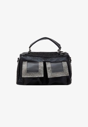 Sac à main noir avec une finition texturée, doté de deux poches avant ornées d'accents en strass argentés et d'une poignée supérieure.