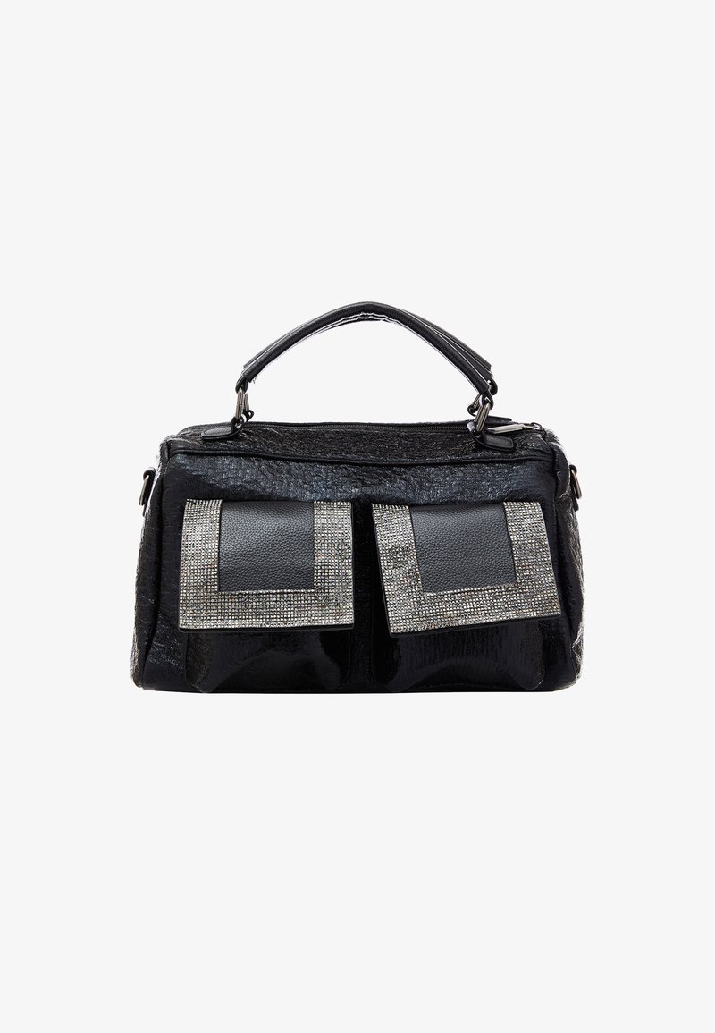 Czarna torebka na ramię o strukturalnym wykończeniu, z dwiema przednimi kieszeniami zdobionymi srebrnymi dżetami oraz jednym uchwytem u góry.