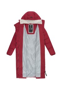 Giacca trapuntata rossa con cappuccio, dotata di una morbida fodera grigia, chiusure a scatto e un'etichetta con logo al centro della parte posteriore del colletto.