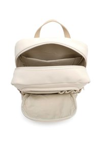 Krémově zbarvený batoh s horním zipem. Má prostorný interiér a malou přední kapsu. Měkký materiál s hladkou texturou.