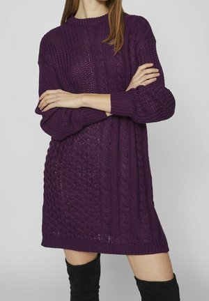 Paarse gebreide jurk met een textuurpatroon, voorzien van lange mouwen en een ronde halslijn, geribbelde manchetten en een losse pasvorm.