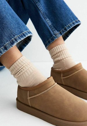 New Look, TAN LOW TOP SHERPA LINED SLIPPER BOOTS - Botas para la nieve - tan