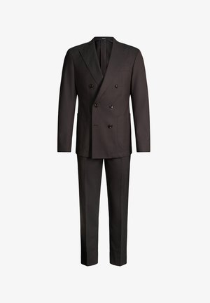 Abito da uomo doppiopetto marrone scuro con rever a lancia, chiusura a quattro bottoni, tasche a toppa frontali e pantaloni dritti abbinati.