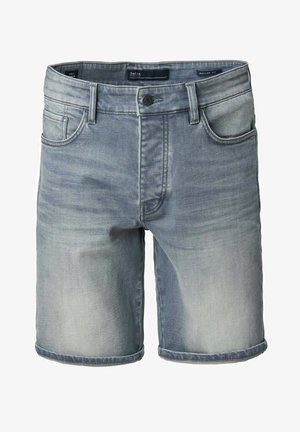 Lyseblå denimshorts med regular fit, der har to forlommer, en knaplukning og en omfoldet søm ved benene.
