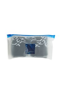 Czarne skarpetki zapakowane w przezroczysty plastikowy worek z niebieskim zamkiem błyskawicznym. Zawierają białe wzory tekstowe. Etykieta głosi "KARL LAGERFELD JEANS."