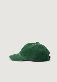Cappello in cotone verde con visiera curva, texture in tessuto e cinturino regolabile sul retro. Presenta sei fori di ventilazione.