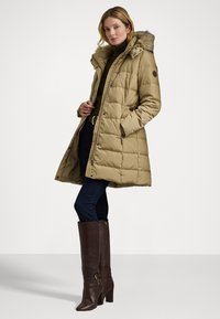 Lauren Ralph Lauren FAUX-FUR-TRIM HOODED DOWN COAT - Dūnu mētelis - beige