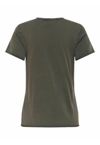 Camiseta de manga corta de color verde oliva, con cuello redondo, material de algodón suave, corte relajado, textura lisa, diseño sencillo sin patrones o acentos visibles.