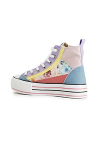 High-Top-Sneaker in einer Mischung aus Pastellfarben: Lavendel, Pink und Blau. Blumenmuster, weiße Gummikappe und gestreifte Plattformsohle.
