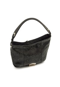 Bolso negro texturizado con un asa curvada y herrajes en tono dorado. Presenta un patrón sutil y una placa con el logotipo en la parte frontal.