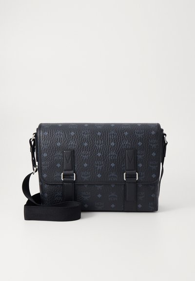 Borsa a tracolla in pelle nera texture con doppie fibbie frontali, tracolla regolabile e discreto motivo del logo del marchio in rilievo.