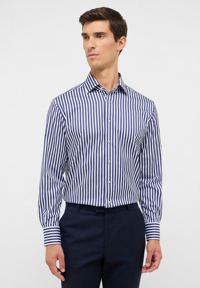 Marineblauwe en witte gestreepte overhemd met een kraag, lange mouwen en knoopmanchetten, gemaakt van een gladde stof. Slank model.
