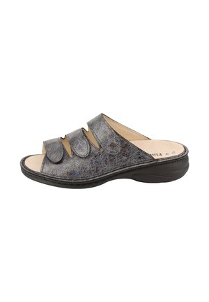 Schwarze Leder-Slipper-Sandale mit drei verstellbaren Klettverschlüssen und gepolsterter Sohle, offenem Zehendesign.