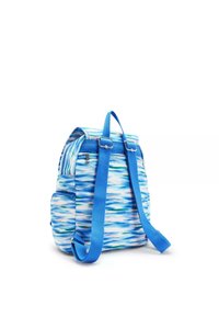 Blå ryggsäck med mönster i vågform, med justerbara remmar, dragkedjetopp och sidofickor. Tillverkad av hållbart tyg.