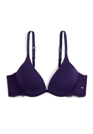 Sostén acolchado morado con tirantes ajustables, ribete de encaje en la banda y un pequeño logo bordado en el lateral.