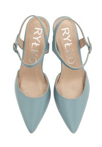 Décolleté in pelle azzurra chiara con punta affusolata e sottile cinturino alla caviglia. Interno con rivestimento liscio beige. Branding visibile all'interno.