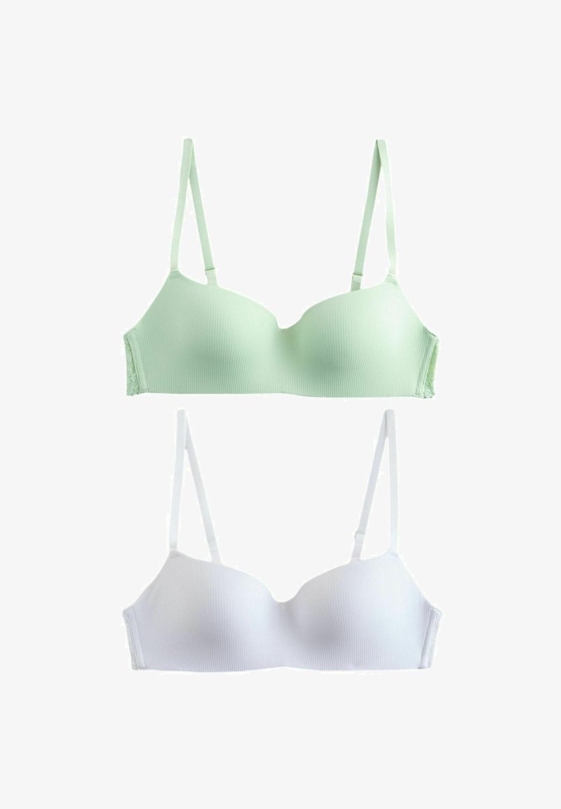 Deux soutiens-gorge en tissu côtelé, un vert clair et un blanc, avec des bretelles fines réglables et de subtils détails en dentelle sur les côtés.