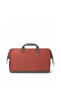 Sac de sport en tissu rouge avec des accents en cuir brun, anses supérieures arrondies, fermeture éclair et base plate. Surface texturée, forme rectangulaire.