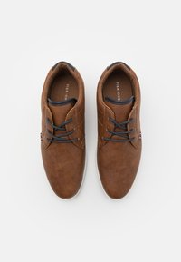 Pier One by Zalando Casual lace-ups - cognac/white