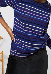 Gestreiftes Langarmoberteil mit blauen, rosa und cremefarbenen horizontalen Streifen. Weicher Stoff mit legerer Passform und abgerundetem Ausschnitt.