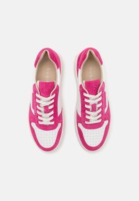 Rosa mockaskinn och vit läder sneakers med perforerade detaljer, platta snören och en rund tådesign, med en dämpad sula. Stl 37.