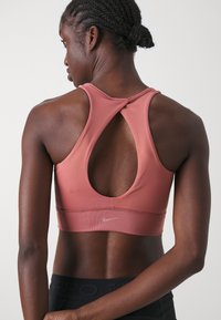 Nike Performance TWIST BRA - Neliela atbalsta sporta krūšturis - canyon pink