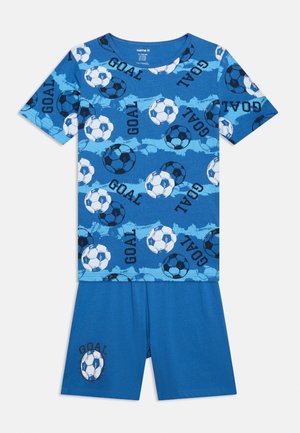 Blauw tweedelig kinderoutfit met korte mouwen en korte broek, voorzien van witte en donkerblauwe voetballen en "GOAL" tekstpatronen.