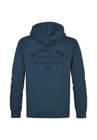 Sudadera azul marino con bolsillo frontal y capucha ajustable. Presenta un estampado de texto: "PETROL IND. ARCTIC RACE Ice Rider Legend." Material de algodón.