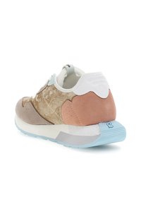Retro-Sneaker mit beigen, braunen und rosa Wildlederpaneelen, weißem Fersenschaft und hellblauem Gummi-Außensohle, präsentiert aus einem dreiviertel hinteren Winkel.