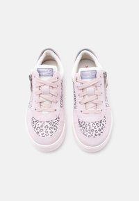 Ροζ παιδικά αθλητικά παπούτσια με λεπτομέρειες λεοπάρ, κορδόνια και πλευρικά φερμουάρ, φαίνονται από πάνω σε λευκό φό ντο.