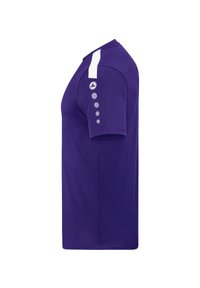 T-shirt de sport violet à manches courtes, avec une bande blanche sur l'épaule, des accents de boutons ronds sur la manche et un détail de logo.