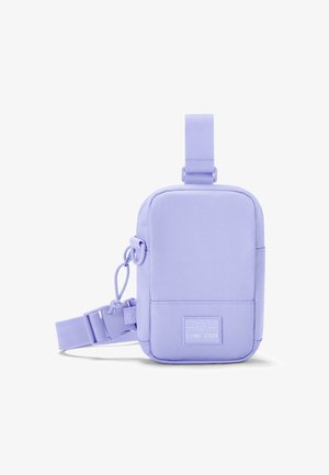 Fioletowa prostokątna torba na ramię wykonana z tkaniny o teksturowanym wykończeniu. Posiada regulowany pasek oraz naszywkę z logo z przodu.