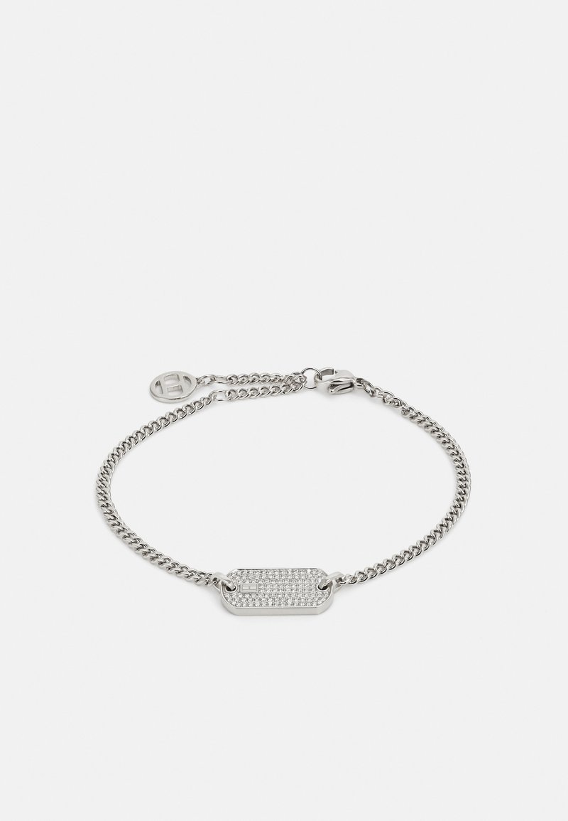 Pulsera de cadena de plata con un charm rectangular engastado con piedras transparentes, textura suave y un cierre de broche con un colgante de logo.