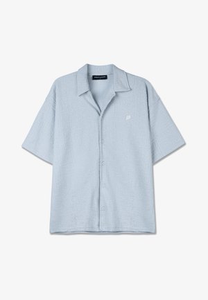 Lichtblauw kortemouwen overhemd met knopen in een gestructureerde stof, met een kraag en klein logo op de borst, minimalistisch ontwerp.