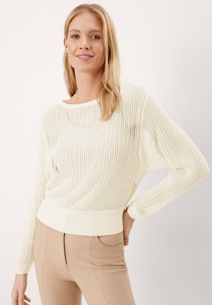 Leichter, cremefarbener Strickpullover mit lockerer Passform, weitem Ausschnitt und gerippten Bündchen, der ein strukturiertes, offenes Design aufweist.