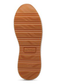 Sola in gomma di sneaker, con una texture arancio-marrone caratterizzata da scanalature orizzontali e piccole punte bianche lungo il bordo. Marcata con "Voile Blanche."