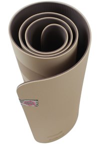 Yogamatta i ljusbeige med en strukturerad yta. Rullad med en mörkbrun insida och en liten logotypmärke med en rosa design.