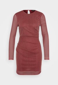 Rode, aansluitende jurk met lange doorschijnende mouwen. Gelaagd, glinsterend materiaal met een drapering ontwerp. Sleutelgatdetail aan de achterkant nabij de hals.
