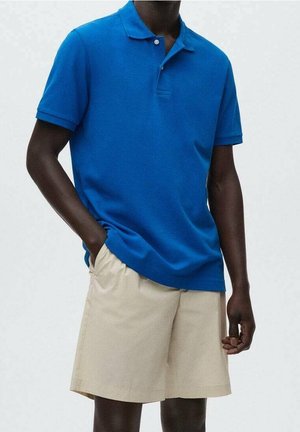 Blaues Poloshirt mit Kragen und zwei Knöpfen, kombiniert mit beigen Shorts. Der Baumwollstoff hat eine glatte Textur und eine legere Passform.