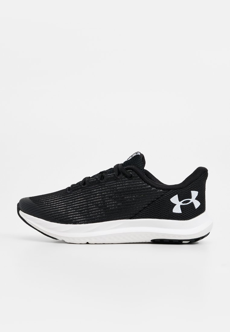 Zapatillas deportivas negras con una parte superior de malla texturizada, entresuela blanca y suela negra. Cuenta con un diseño de cordones y un logotipo en el lateral.