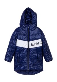 Giubbotto imbottito blu navy con cappuccio, caratterizzato da una striscia orizzontale bianca con il testo "BUGATTI", chiusura frontale con zip e due tasche laterali.