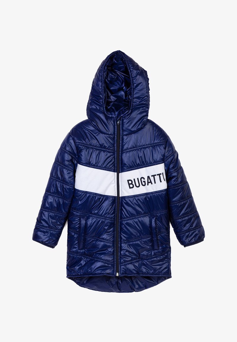 Giubbotto imbottito blu navy con cappuccio, caratterizzato da una striscia orizzontale bianca con il testo "BUGATTI", chiusura frontale con zip e due tasche laterali.