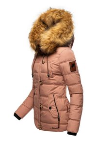 Roze gewatteerde jas met een nepbont capuchon, twee voorzakken en toggelsluiting. Heeft een logo patch op de mouw en geribbelde manchetten.