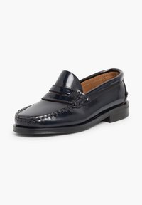 Mocasino de cuero azul marino con costura tradicional, punta redonda y tacón bajo. Acabado suave y diseño sin cordones.