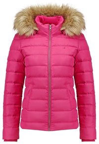Różowa pikowana zimowa kurtka z przednim zamkiem, dwoma bocznymi kieszeniami i kapturem wykończonym jasnobrązowym futerkiem syntetycznym.