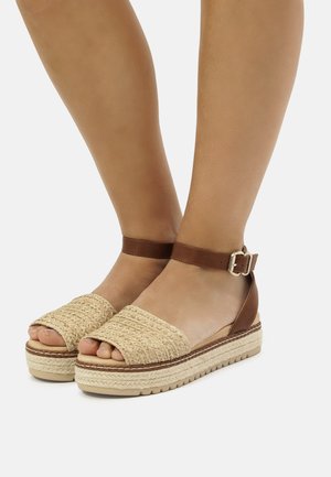Smeđe kožne espadrile na remen s otvorenom prstima, s bež Woven gornjim dijelom, teksturiranom potplatom i platformom. Dizajn sa otvorenom prstima i detaljima kopče.