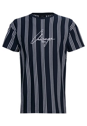 Granatowy t-shirt z krótkim rękawem z białymi pionowymi paskami i białym kursywnym napisem "Chicago Illinois" z przodu.