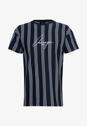 Camiseta azul marino de manga corta con rayas verticales blancas y texto en cursiva blanco "Chicago Illinois" en la parte delantera.